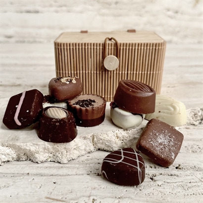 Bambusæske med trælåg. Fyldt med 9 stk. Belgiske gourmet dessertchokolader